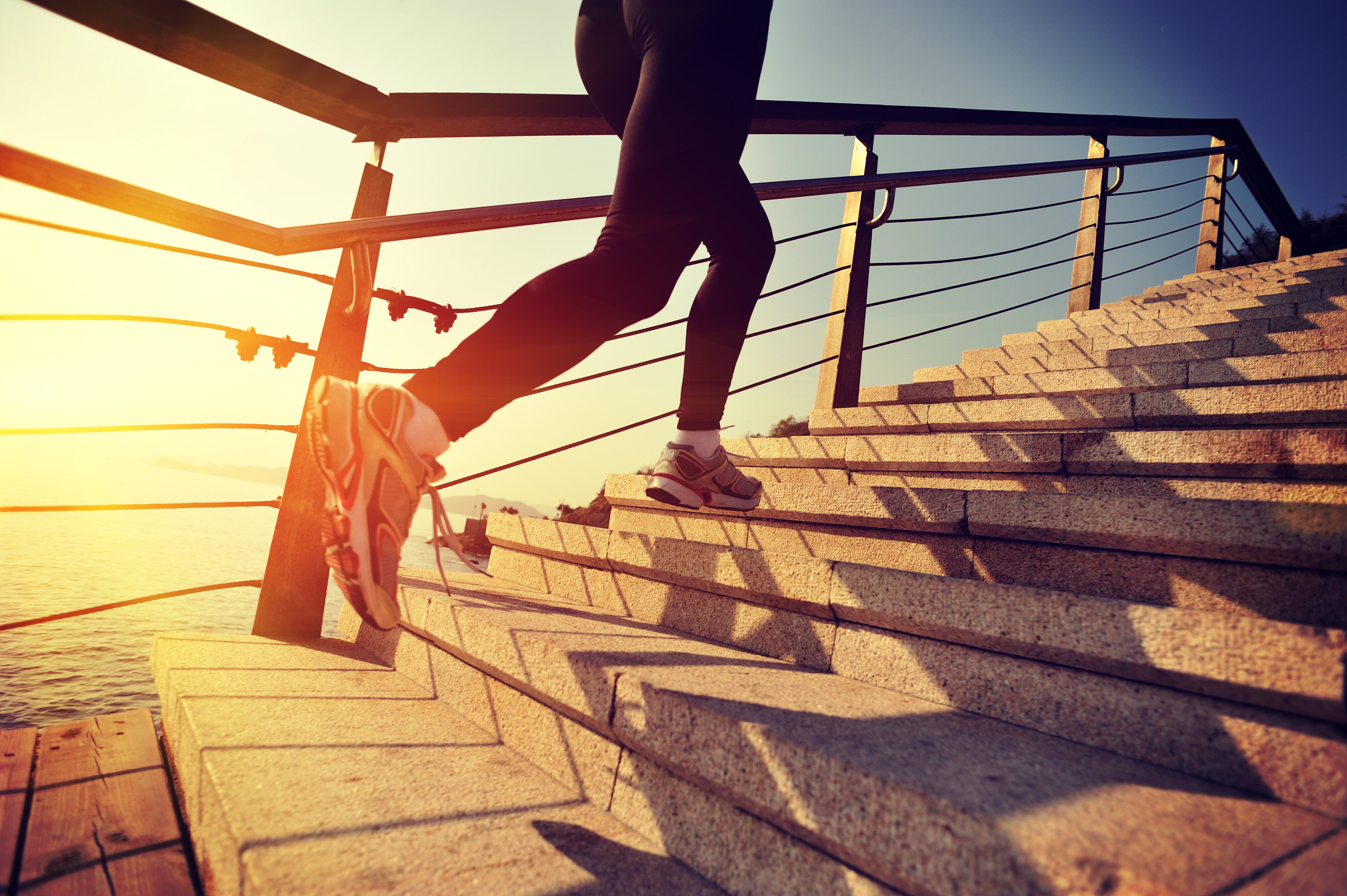 Просто есть вперед. Человек на ступеньках. Ноги на лестнице. Первый шаг к цели. Стремление вперед.